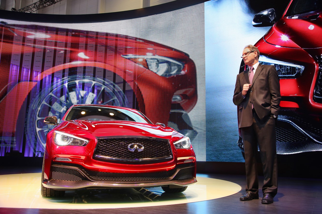 L infiniti q50 eau rouge affiche son moteur 568 chevaux a geneve 