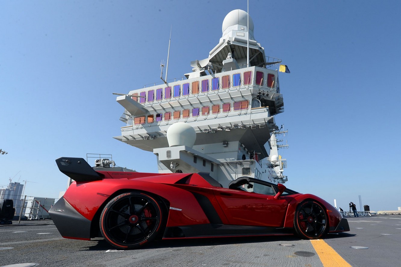 Image principale de l'actu: La lamborghini veneno roadster s exhibe sur un porte avions 