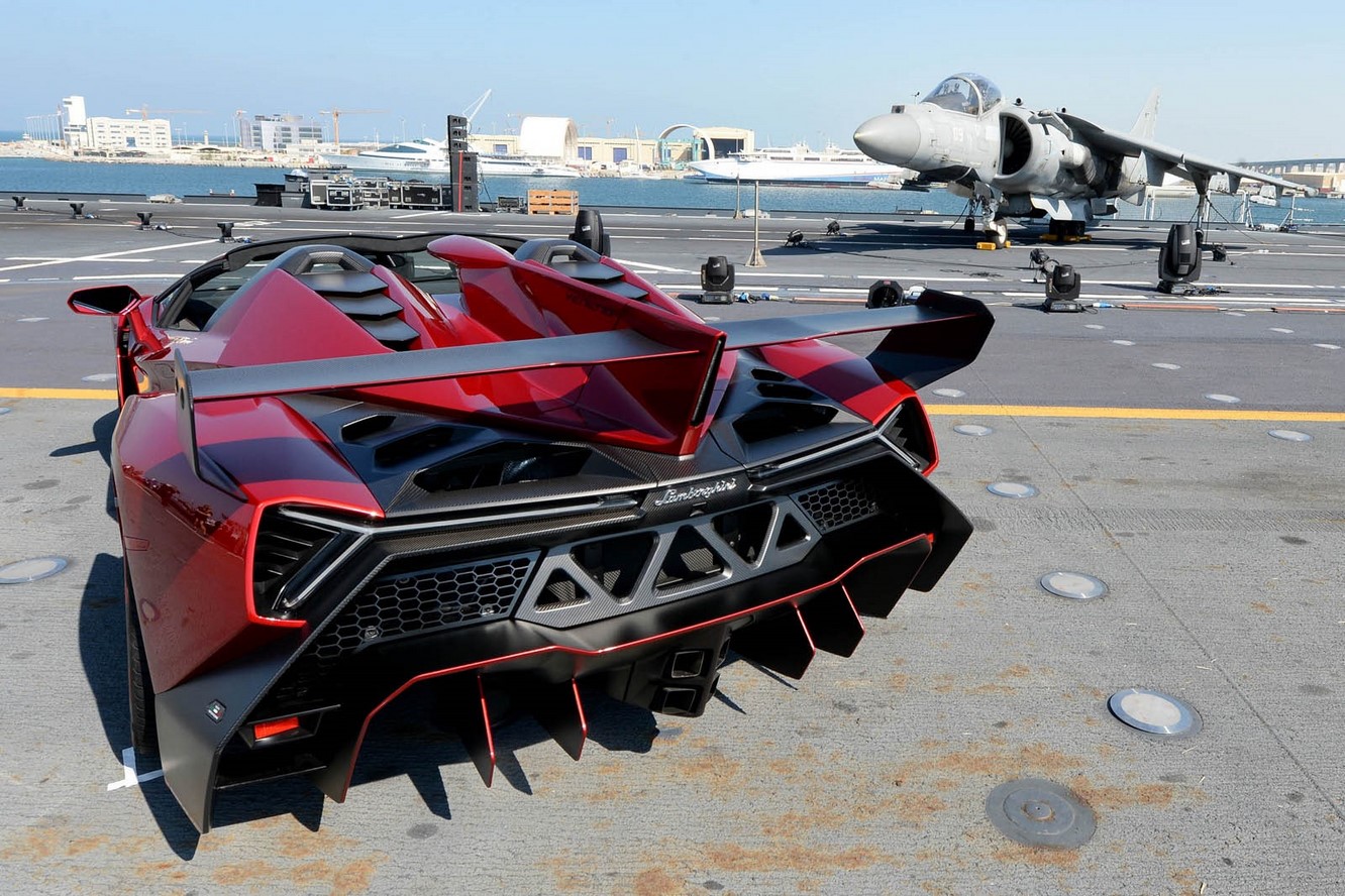 La lamborghini veneno roadster s exhibe sur un porte avions 