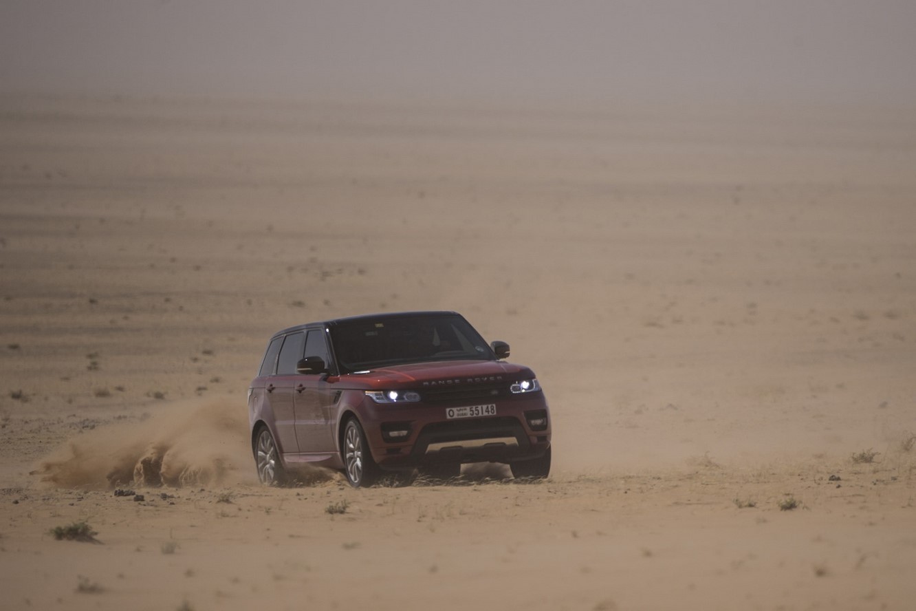 Le range rover sport elu roi du desert 