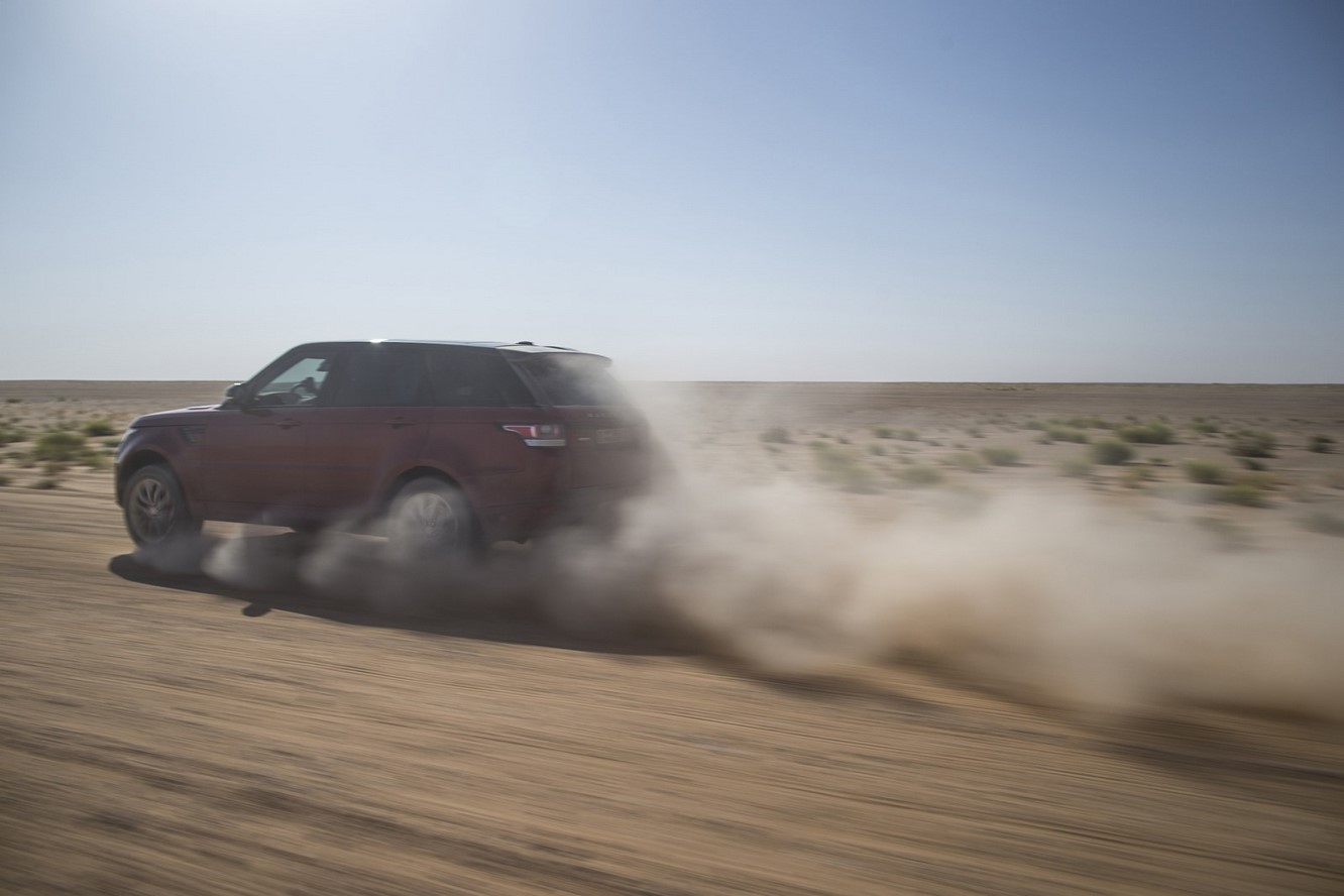 Le range rover sport elu roi du desert 