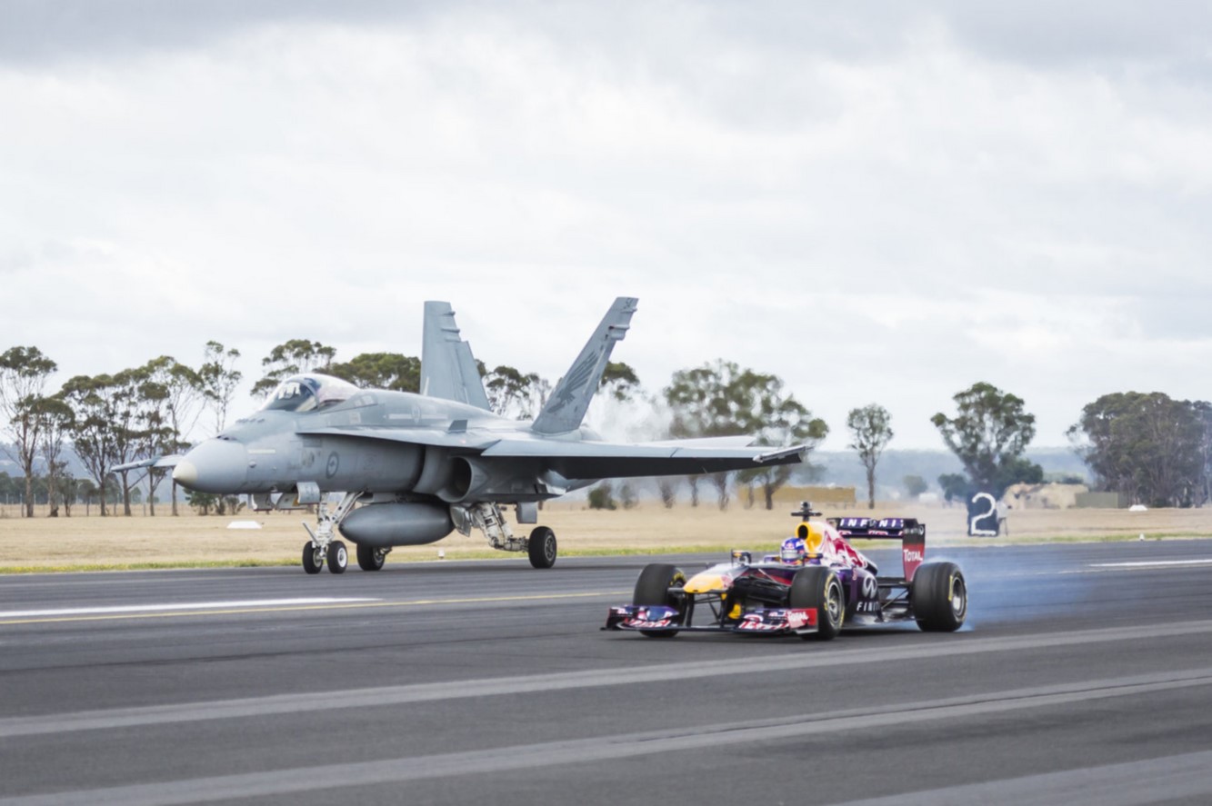 Image principale de l'actu: Duel entre une red bull et un avion de chasse 