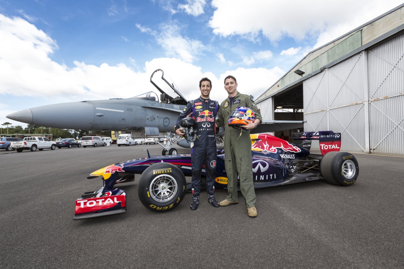 Duel entre une red bull et un avion de chasse 