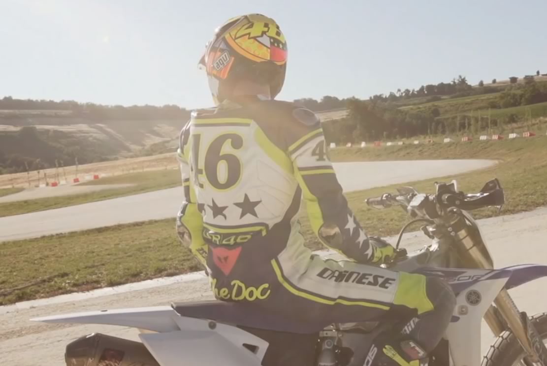 Valentino rossi fait de la glisse dans son ranch italien 