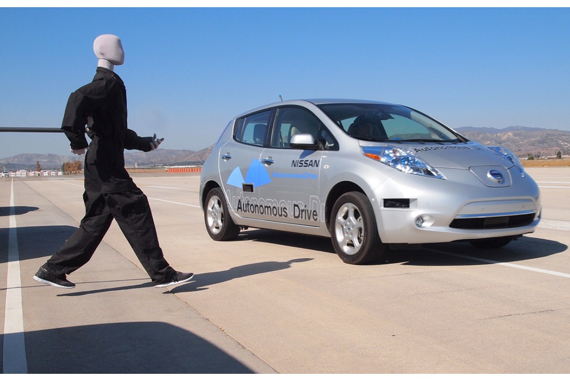 Une nissan leaf sans conducteur sur les routes japonaises 