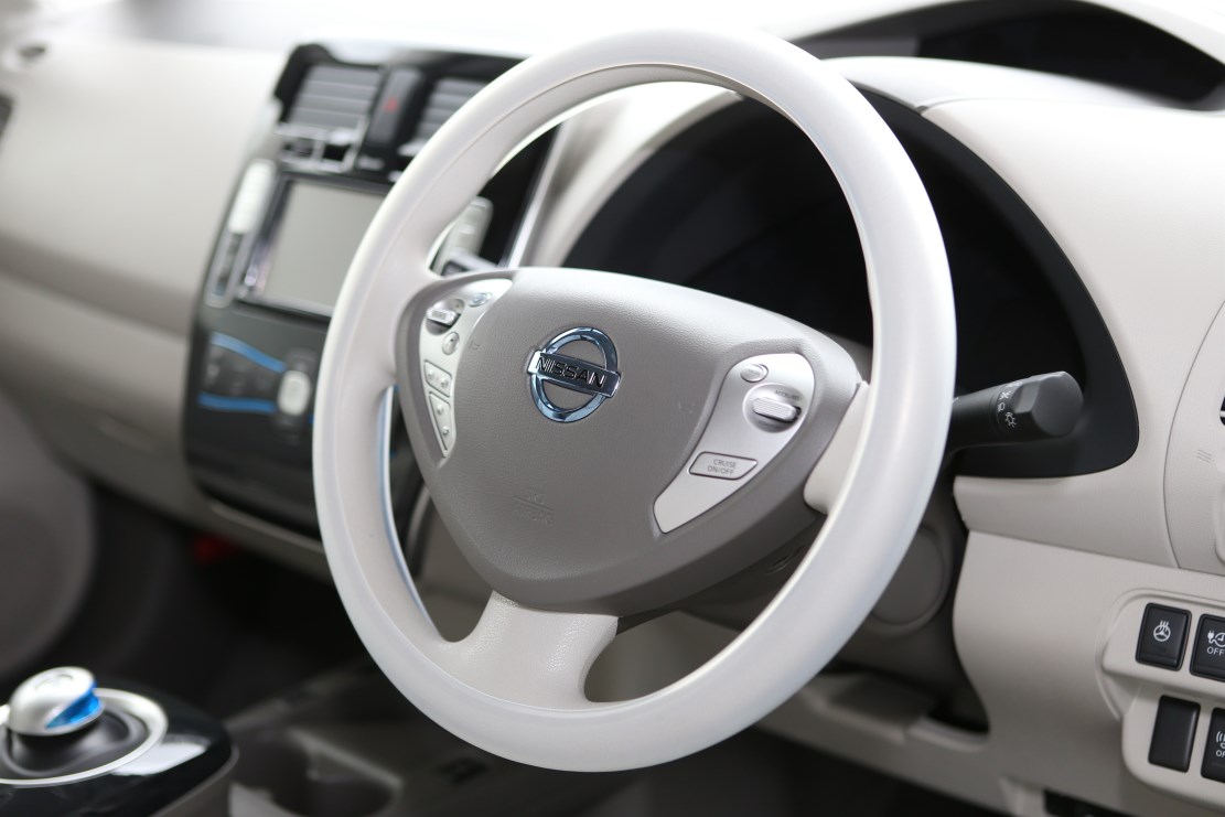 Une nissan leaf sans conducteur sur les routes japonaises 