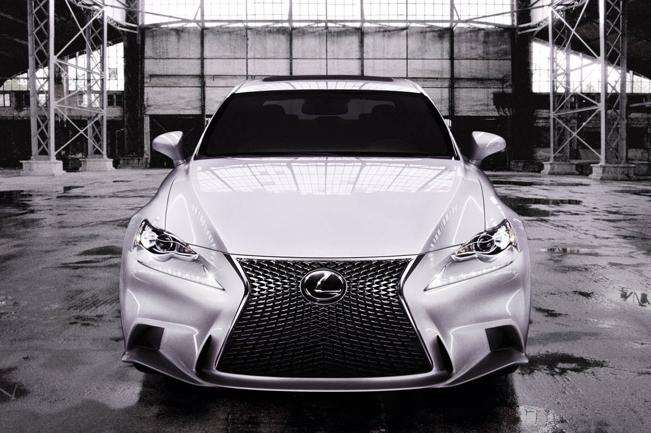 Fiche technique Lexus IS 300h 2013